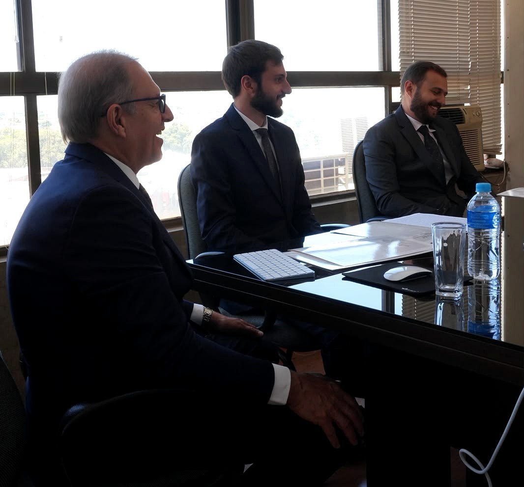 Dr. Ediberto de Mendonça Naufal em reunião com dois advogados da equipe no escritório